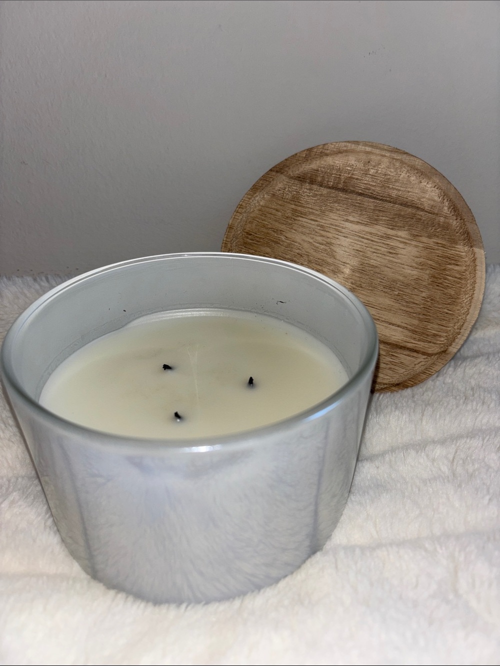 Iridescent Three-Wick Gardenia Bloom Scented Candle with Wooden Lid